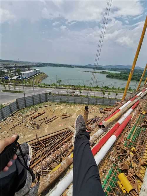 梁平区作业中发生设备损坏或人员意外，责任怎么划分？