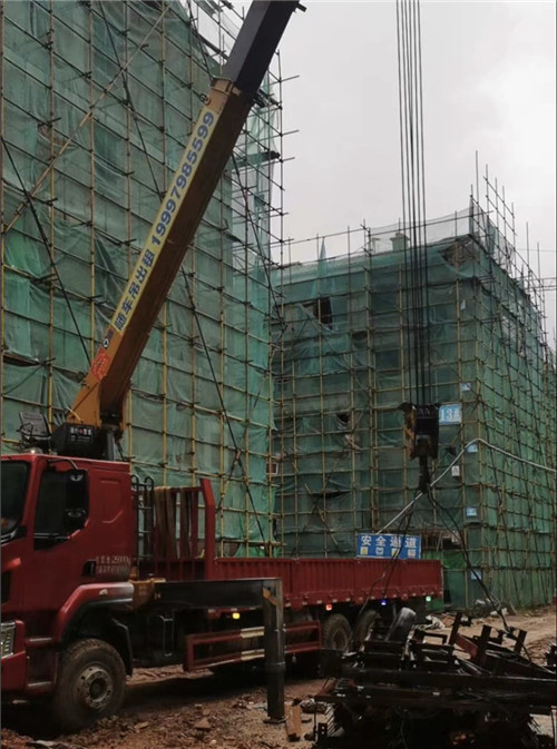 梁平区“慢工细活”—— 吊车的 “微动控制” 技术