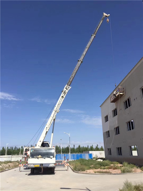 梁平区“轻装强干”—— 吊车的 “轻量化臂架” 技术